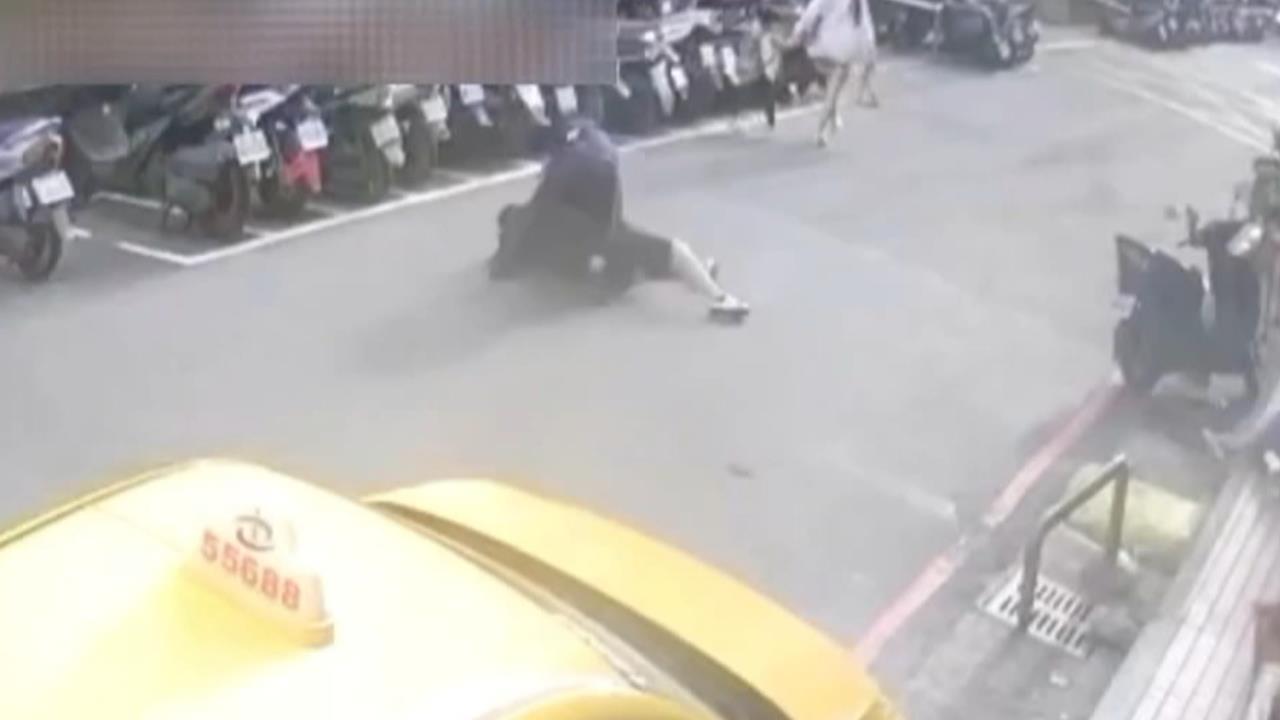 醉男毆打女友還攻擊警　慘遭「過肩摔」壓制