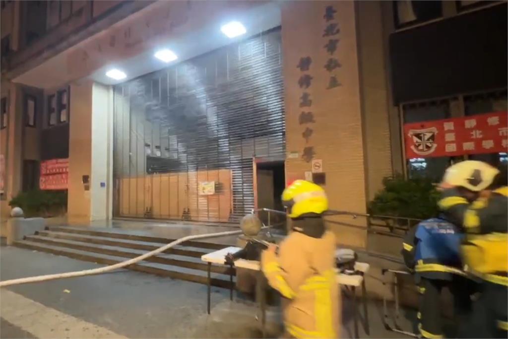 快新聞／北市靜修高中暗夜驚傳火警！　資源回收區失火幸無人傷