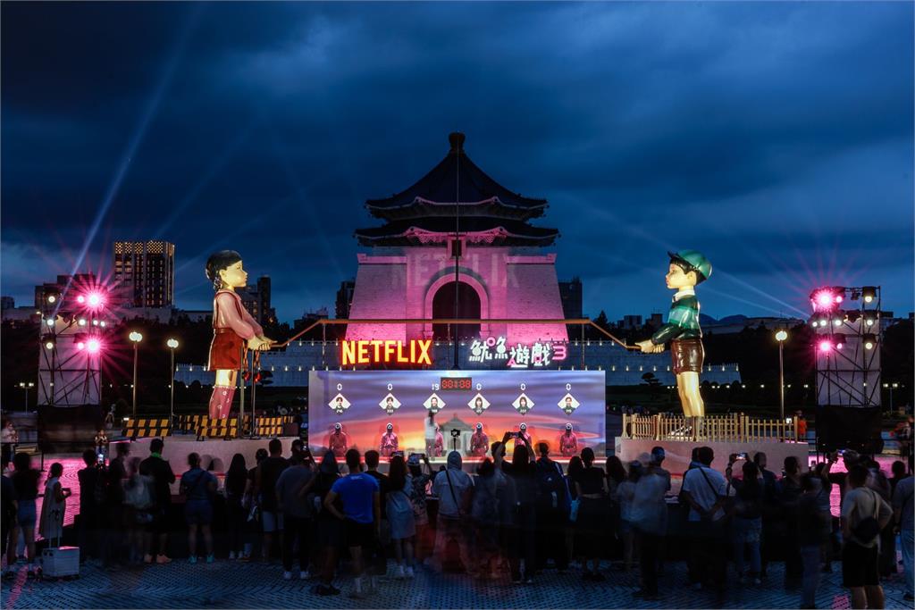 《魷魚遊戲3》讓自由廣場變吸睛「大粉紅」　超巨英熙、哲秀邀大家跳繩