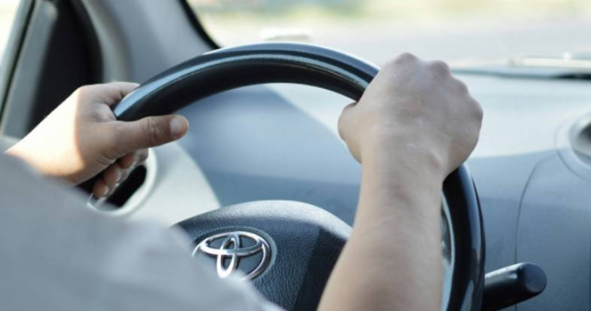 美容店老闆讓「4歲童握方向盤」上路　遭公審竟反嗆：踢到你家祖墳？