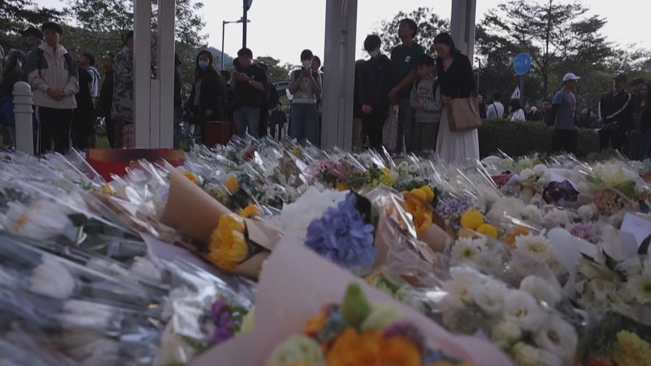 香港宏福苑大火災後餘悸猶存 老鄰居見面團抱問暖
