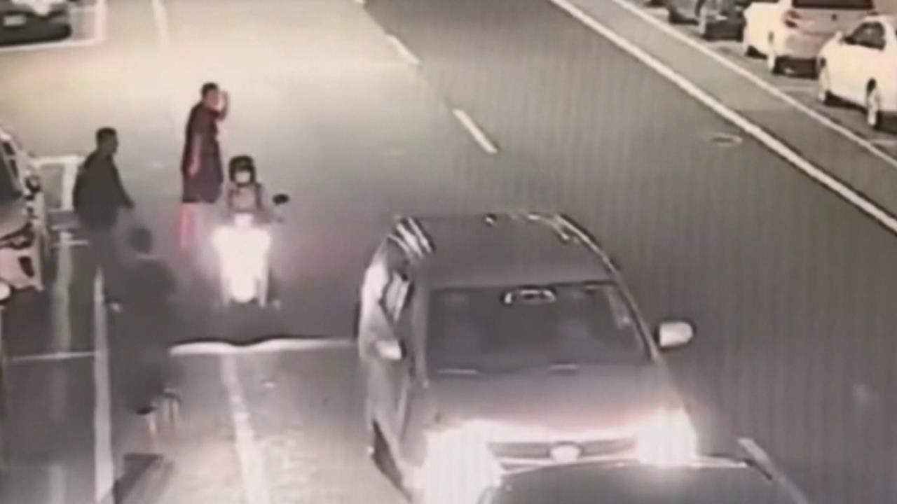 台南轎車遭追撞！　肇事車4人疑「這原因」急跳車逃逸