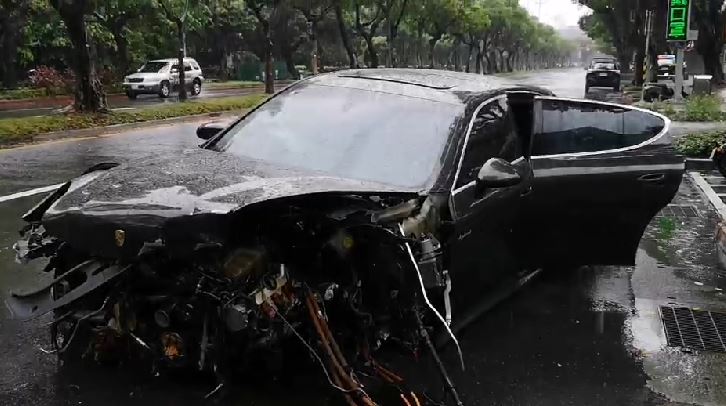 快新聞／總統官邸前嚴重車禍！ 保時捷「車頭削一塊」釀4傷　雙向道路緊急封閉