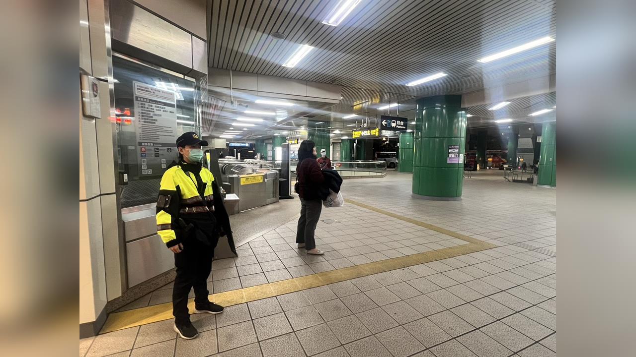 快新聞／北捷新店站傳70歲老翁在月台亮刀　警方：無人受傷、巡邏戒備中