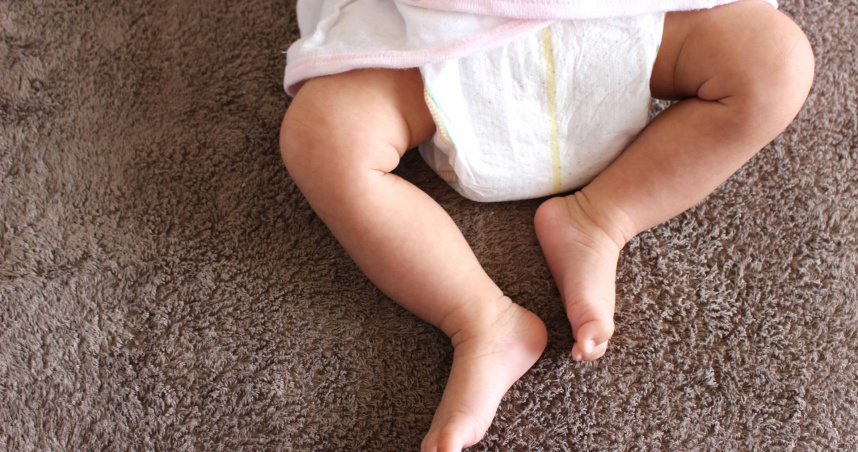 給女嬰吸氧還稱「表情很舒服」挨批！媽反嗆專家無知　醫傻眼：人生被地獄開局