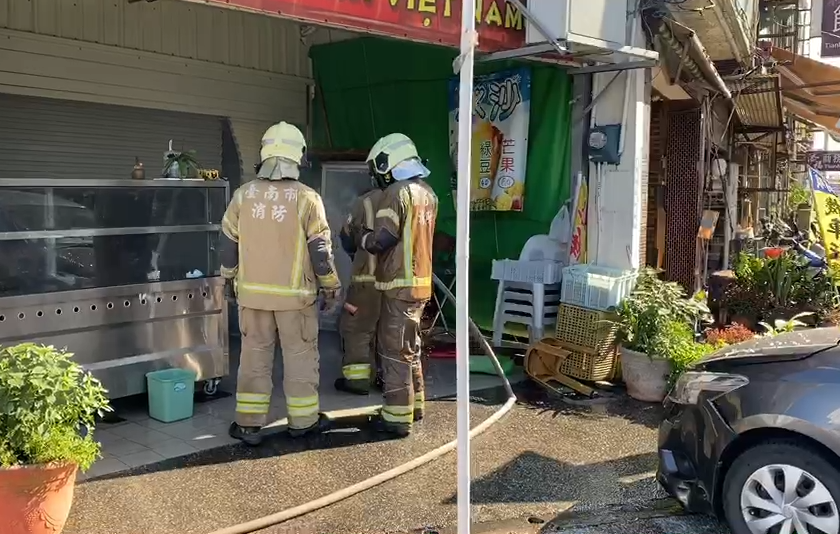 快新聞／疑似夫妻吵架 台南新營小客車衝進小吃店釀3人受傷