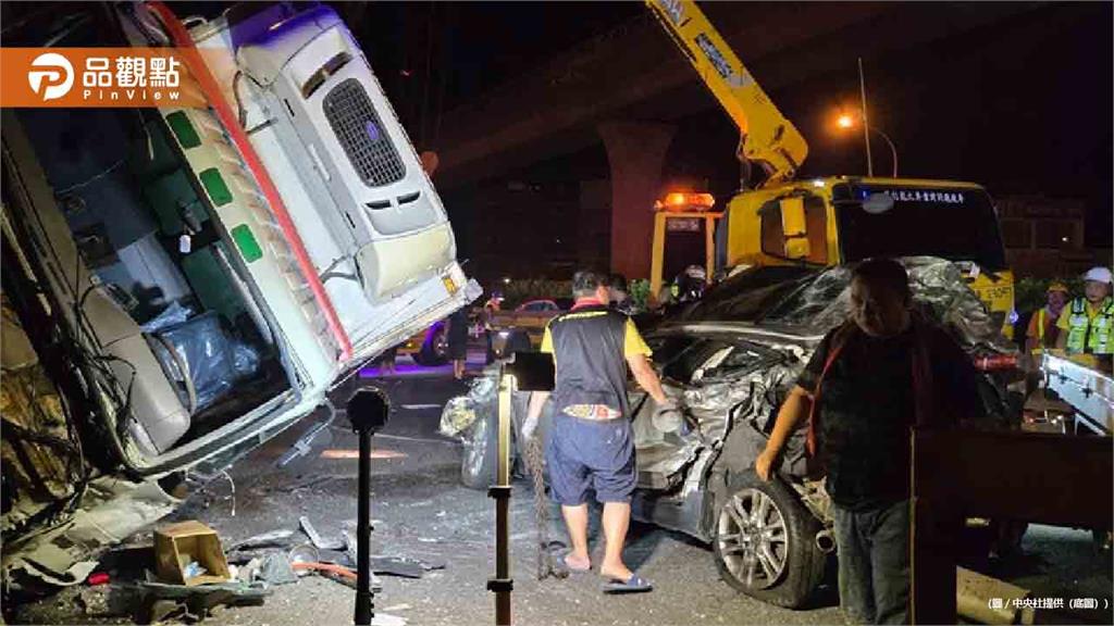 國道驚悚4車連環撞！大貨車側翻壓轎車10人傷