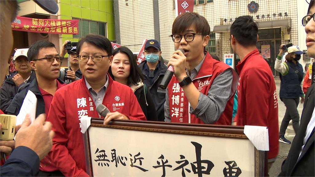 台灣基進贈匾諷韓國瑜「無恥近乎神勇」抗議10分鐘被警察3度舉牌驅離 