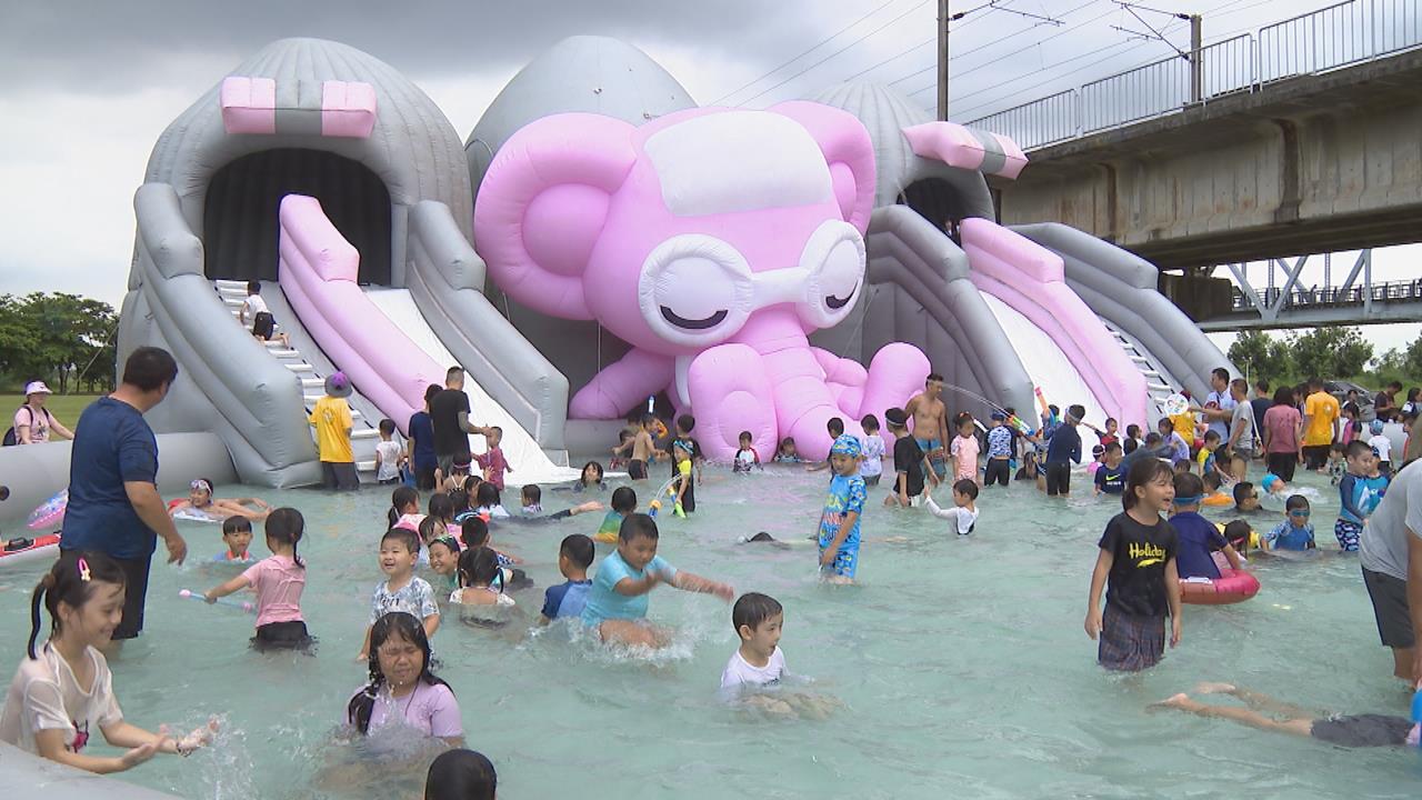 高雄大樹水樂園開張！　戲水氣墊免費玩邀大小朋友「清涼一夏」
