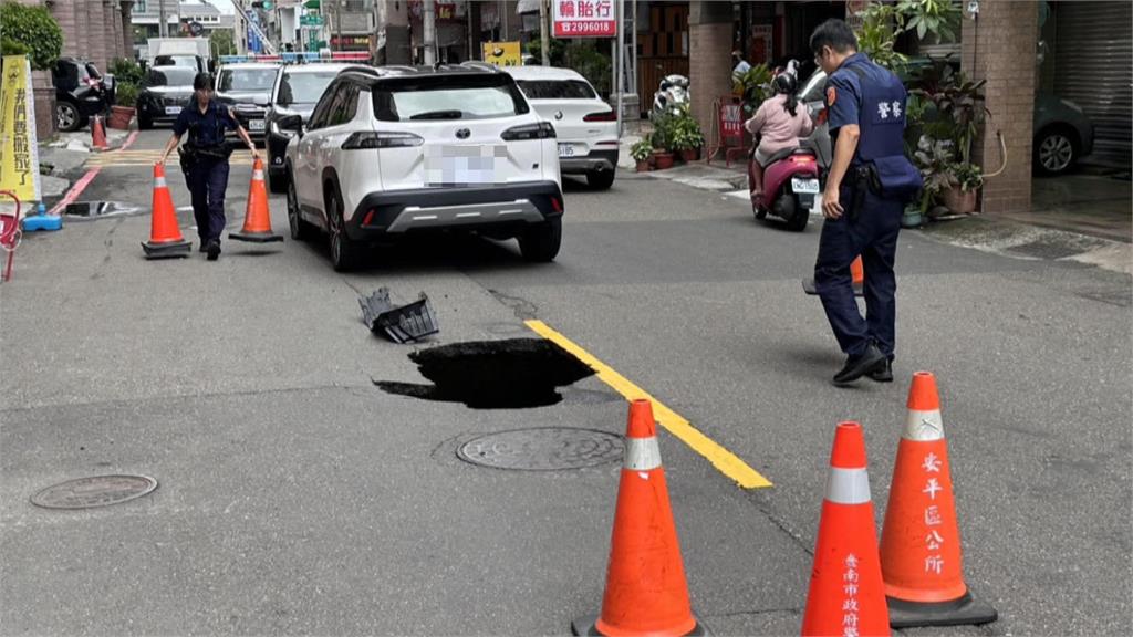 台南安平現1公尺深天坑　路過小客車驚險加速衰爆胎