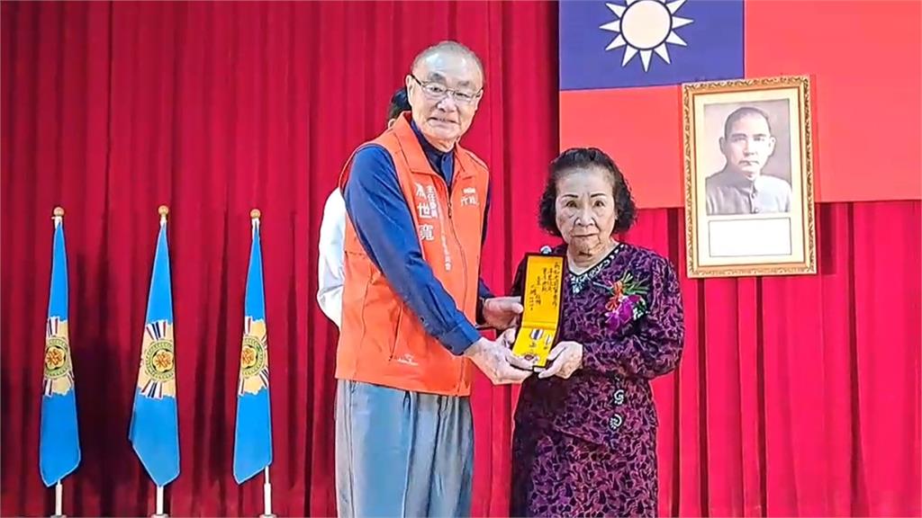 夫兒靈前擲三聖筊　87歲榮眷捐600萬給退輔會