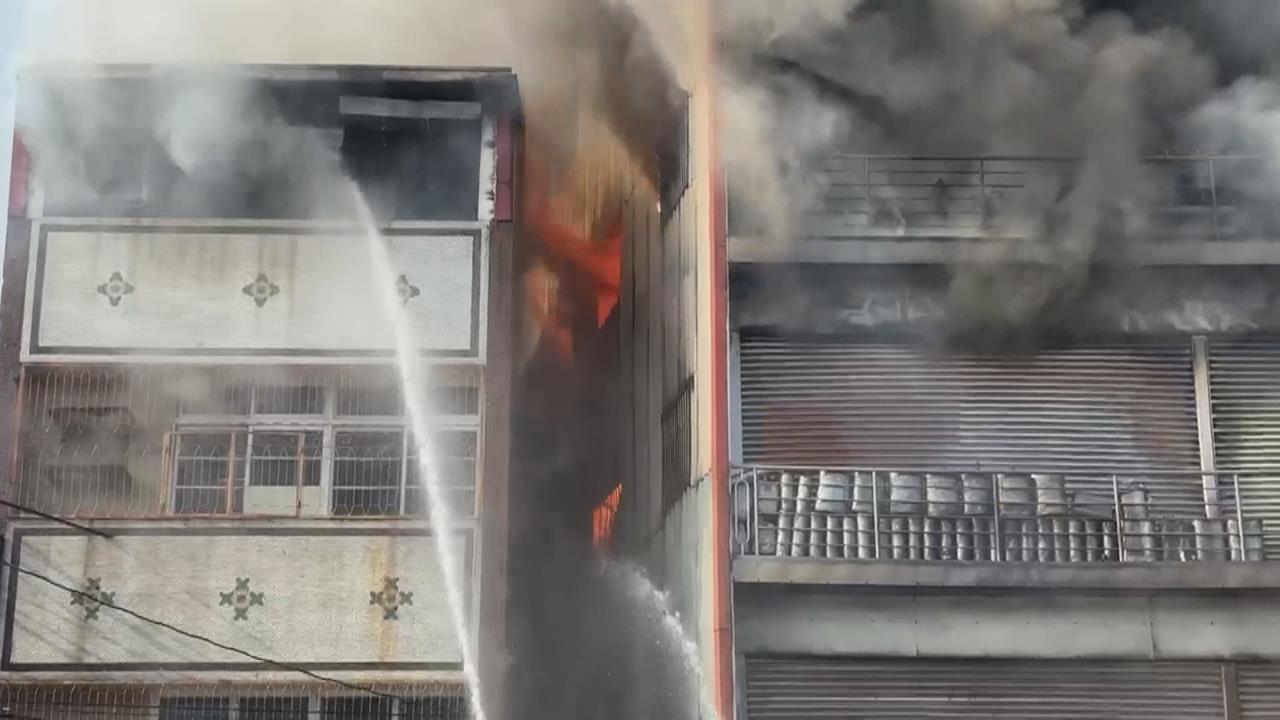 屏東農藥行火警「緊鄰加油站」　現場「爆炸聲頻傳」釀交通混亂