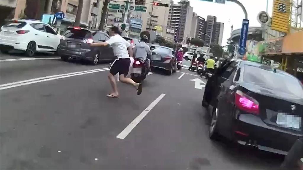 通緝男違規加速逃　棄車狂奔遭警圍捕壓制