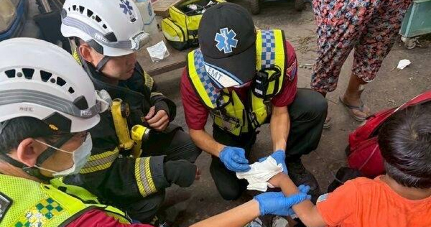 5歲童手伸高速運轉檳榔機驚險卡死 消防急倒轉救命脫困