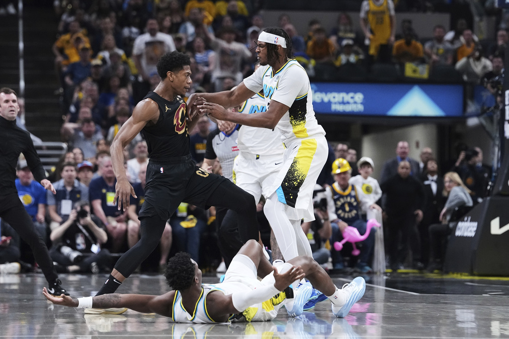 NBA季後賽(影)／領先還搞小動作！溜馬小將偷拐老鷹前鋒遭猛力推飛、還被趕出場