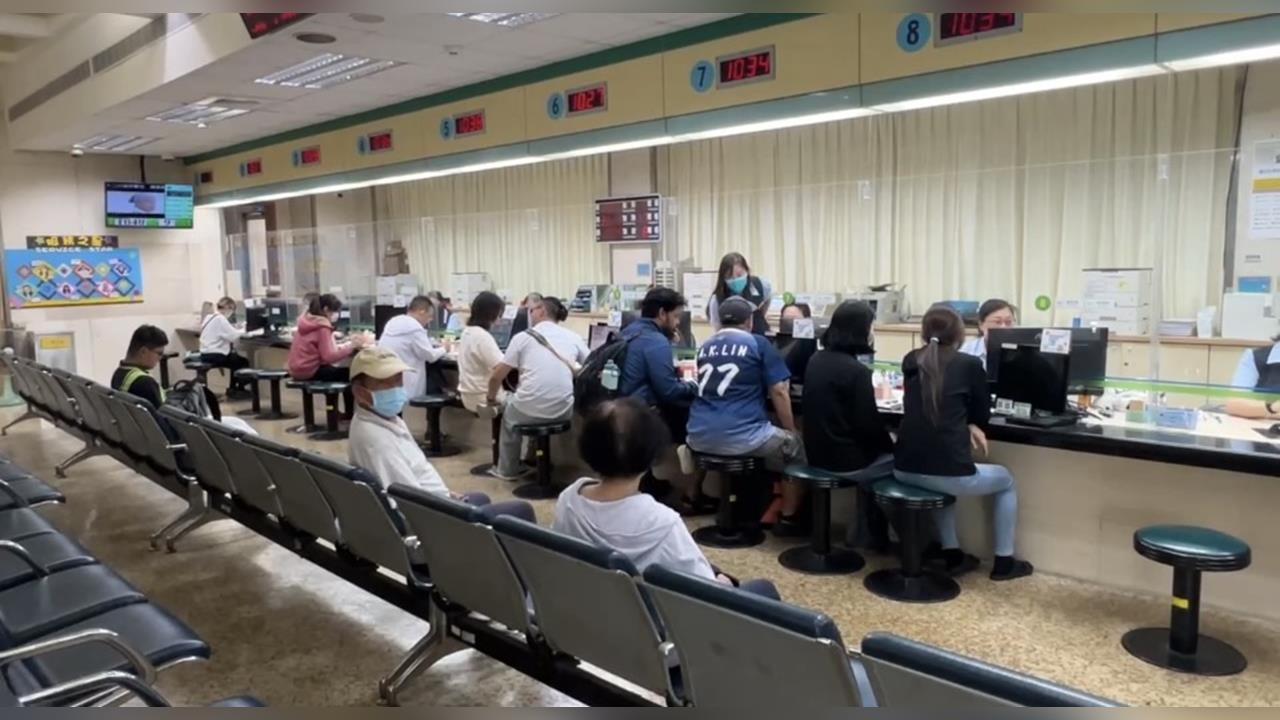 遲繳健保費被收滯納金！　婦稱「沒收繳費通知」大鬧健保局