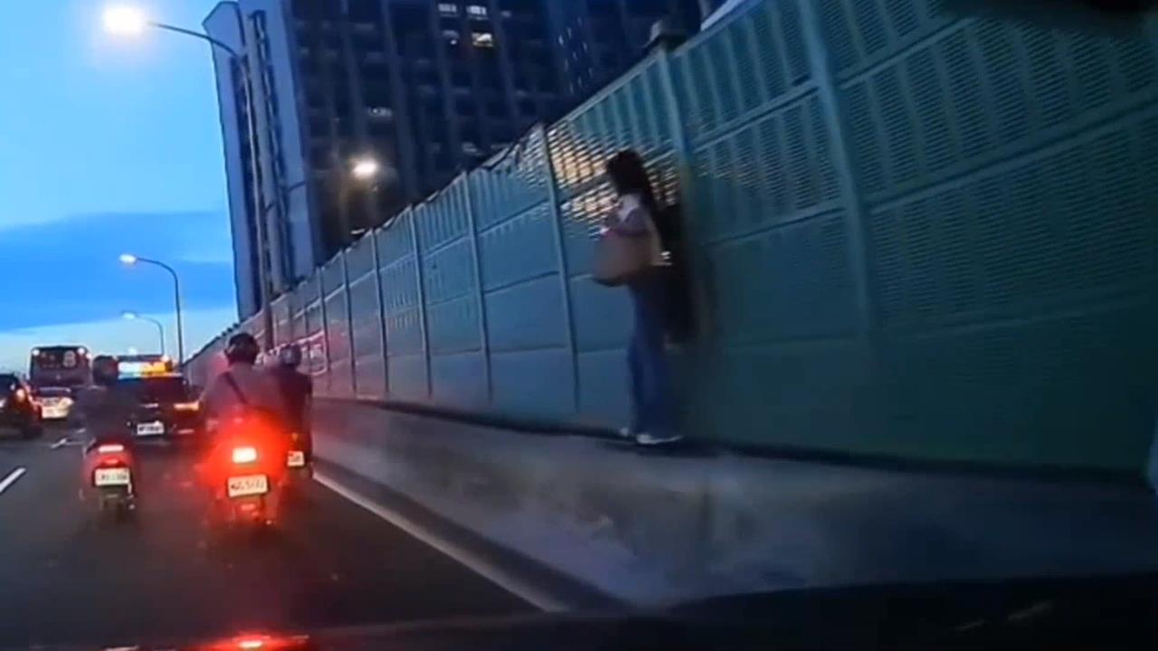 險象環生！女子站隔音牆水泥上行走　網友：成功橋變成奈何橋