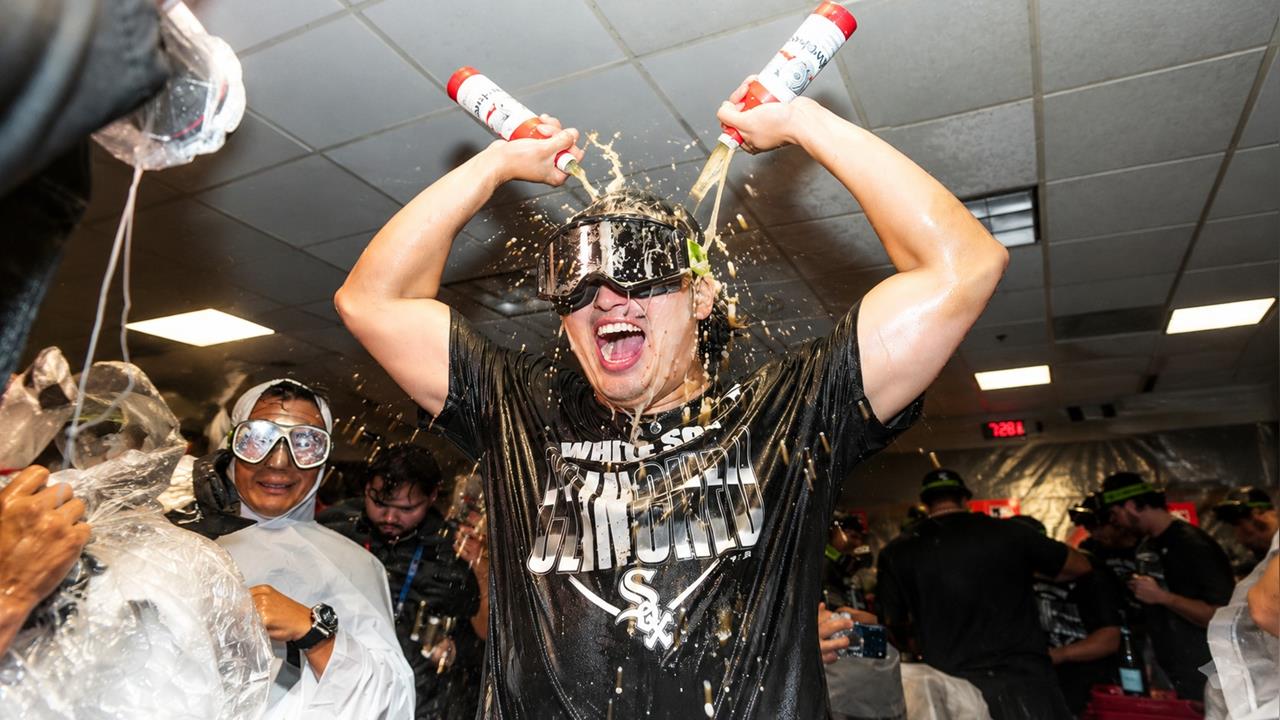 MLB(影)／「村神」還沒醒白襪就晉級！村上宗隆G2吞3K香檳浴自嘲我什麼都沒做