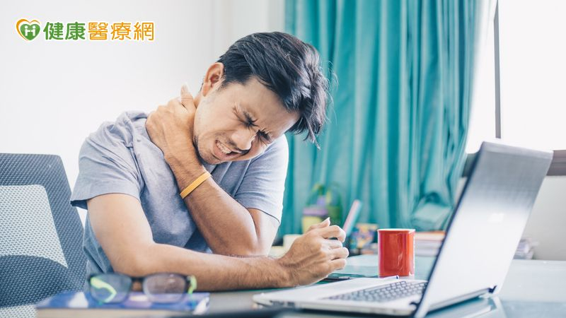 低頭族注意!慢性肩頸疼痛原因多 醫解析有效治療方式