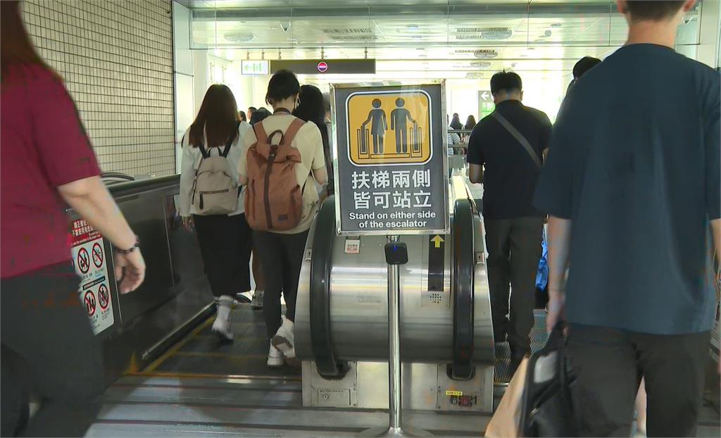 電扶梯「左右皆可站」爭議頻傳　北捷：加強宣導「站穩、扶好」