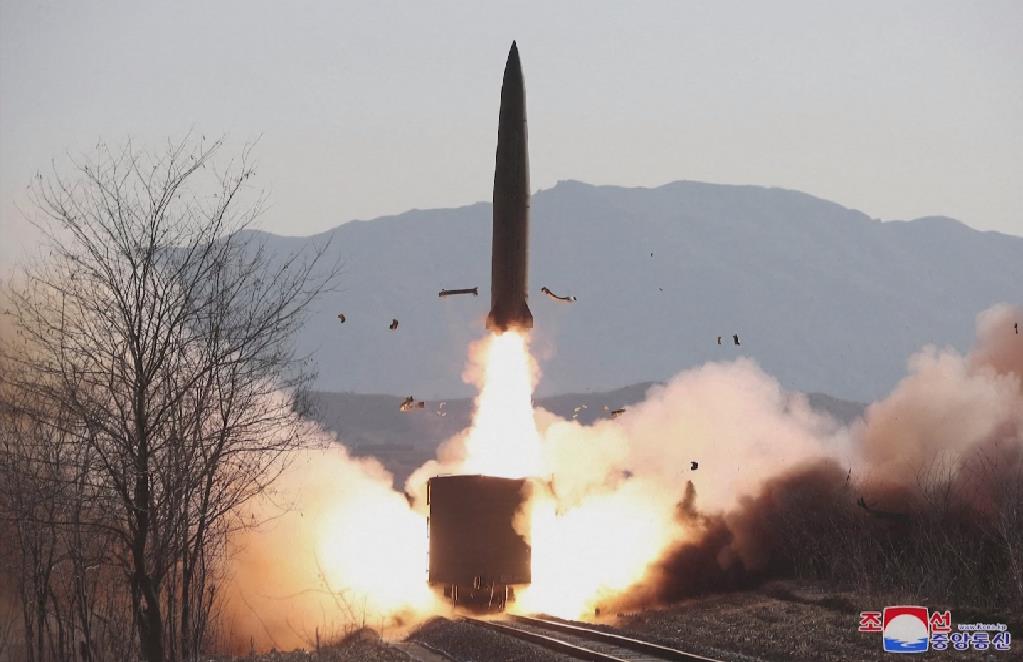 北朝鮮公布昨試射照片　火車發射2枚短程彈道飛彈