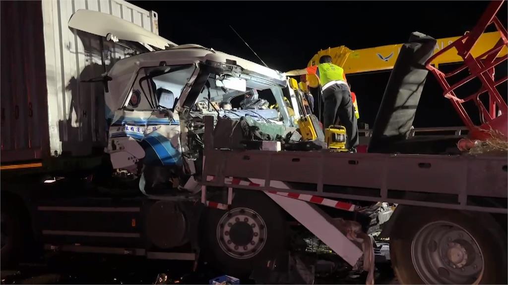 國一雲林路段「５車追撞」　５人送醫！１人重傷腿骨折