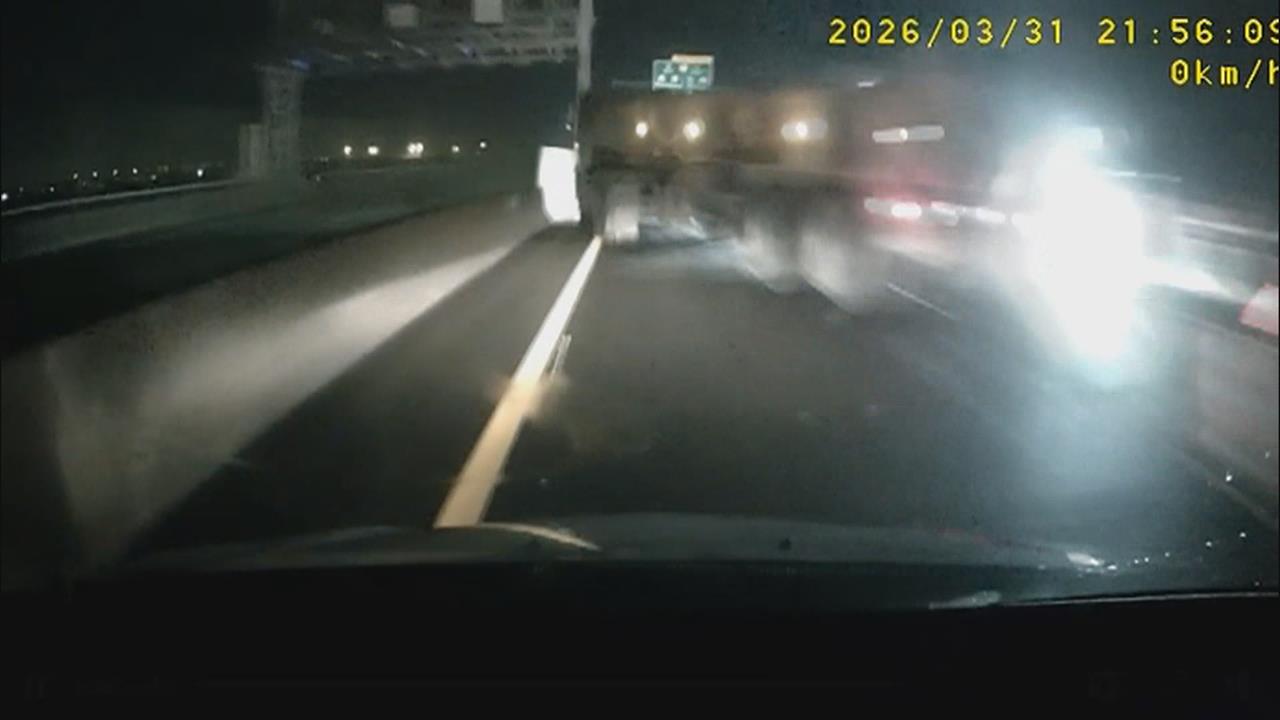 國3施工砂石車突右切車道　轎車閃避不及直撞「玻璃碎裂」