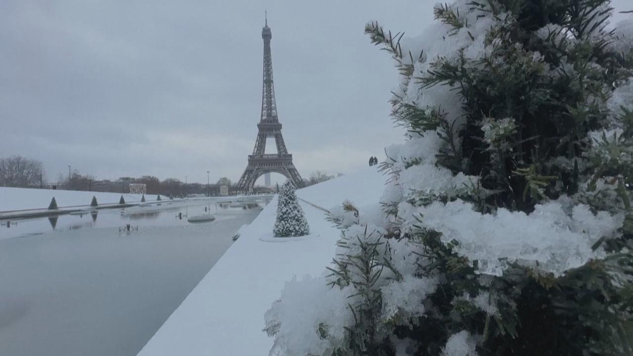 巴黎降雪民眾嗨打雪仗 戴高樂機場百班航班被迫取消