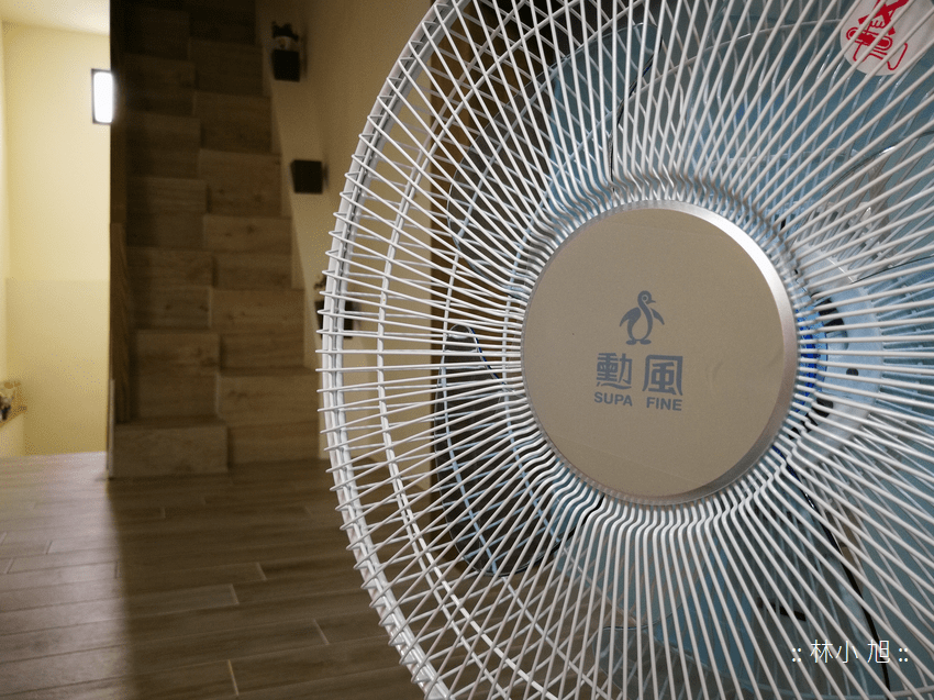 夏日清涼好夥伴插行動電源就能使用的勳風 14 吋 DC 移動式立扇冷氣配合 3D 氣流 DC 節能旋風機變頻更省電唷