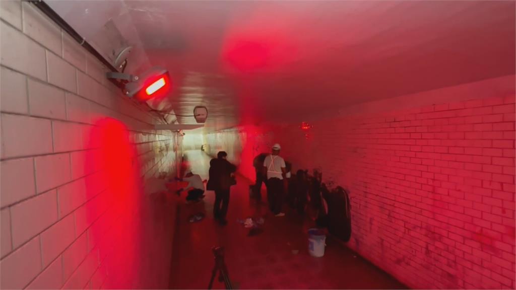 陰森！民眾惡作劇塗鴉「染紅」高雄地下道　工務局報警處理