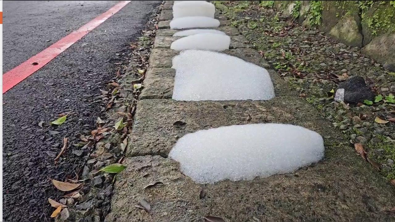 快新聞/兩個月內第2起!基隆市區大量白色泡沫綿延數十公尺 民眾急通報