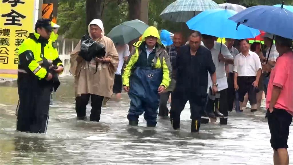 安南大排溢堤水灌民宅　黃偉哲穿青蛙裝涉水視察