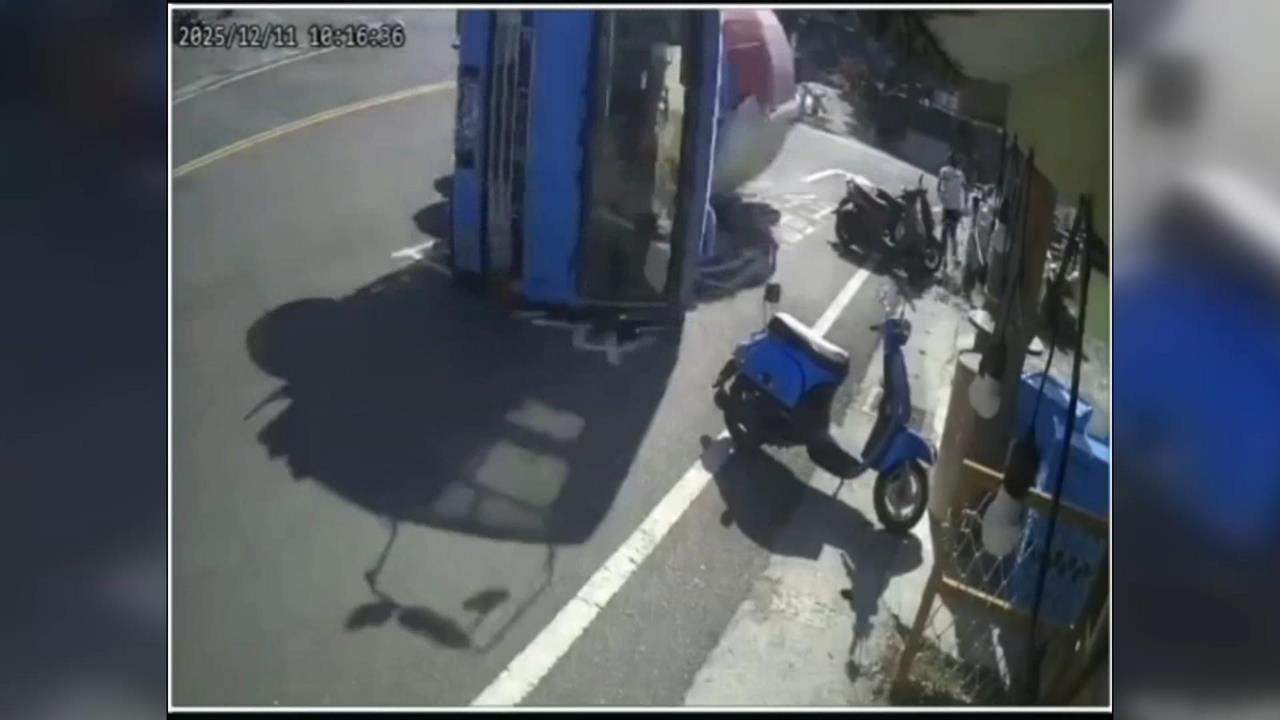 屏東預拌車翻覆險砸騎士 屏科大爆機車追撞2人送醫