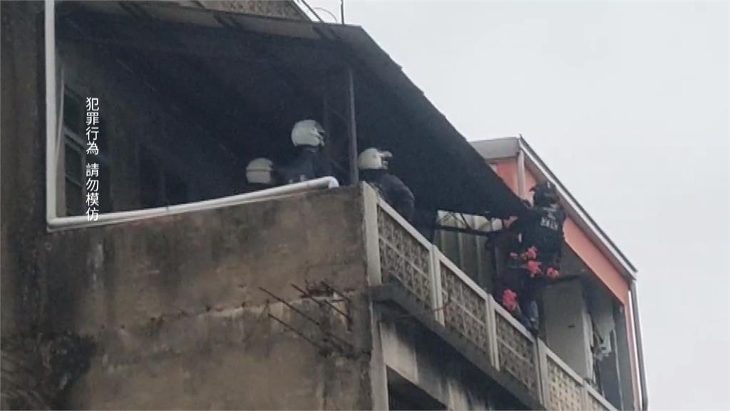 通緝犯丟磚瓦、花盆、揮刀拒捕　警噴辣椒水、開電擊槍3小時逮人