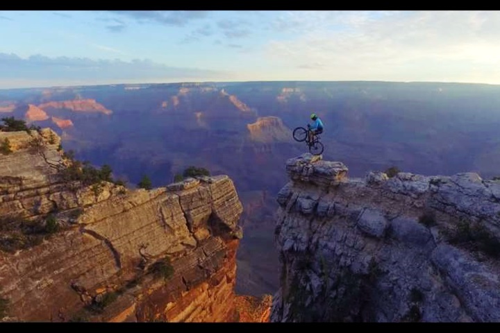 挑戰美國大峽谷 峭壁演出單車特技