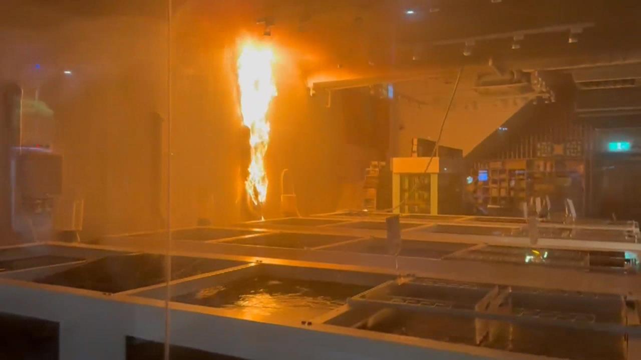 高雄兩火警!鳳山透天宅現爆炸聲 左營生鮮市場竄火舌、食材全泡湯