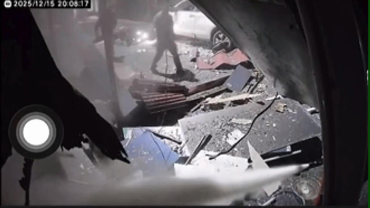 初判瓦斯外洩！台南民宅氣爆瞬間曝光　騎士被炸飛