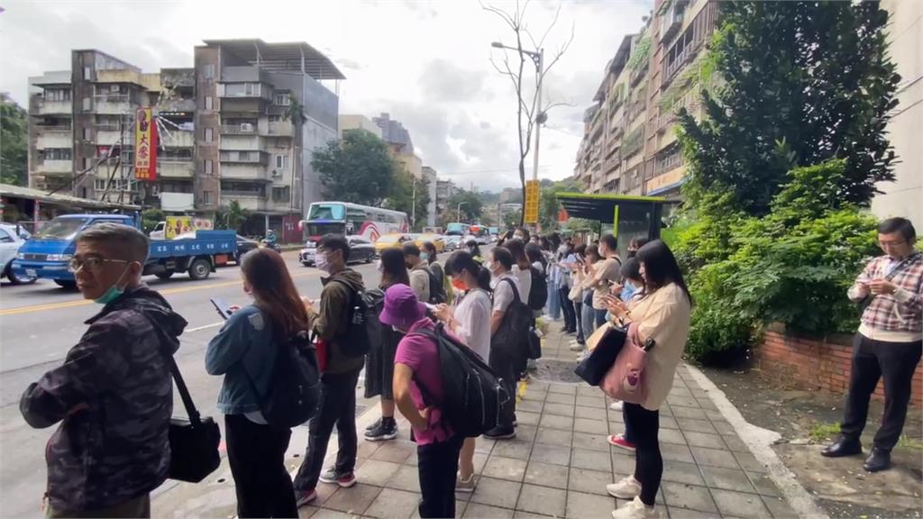 聯結車啤酒散落滿地　樂利路堵死通勤族哀號