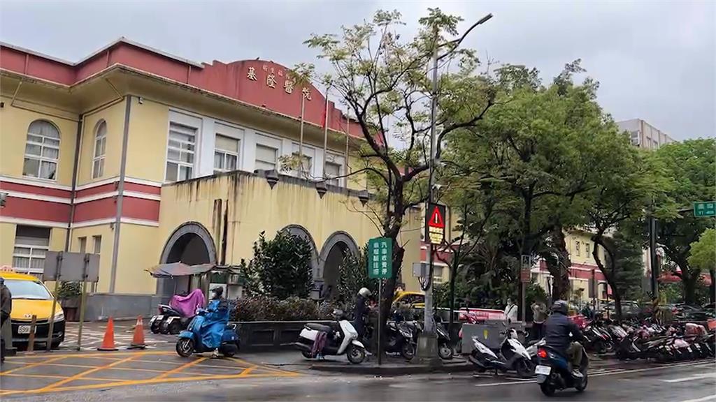 基隆醫院水桶奇景　網友戲稱「三十六天罡陣」