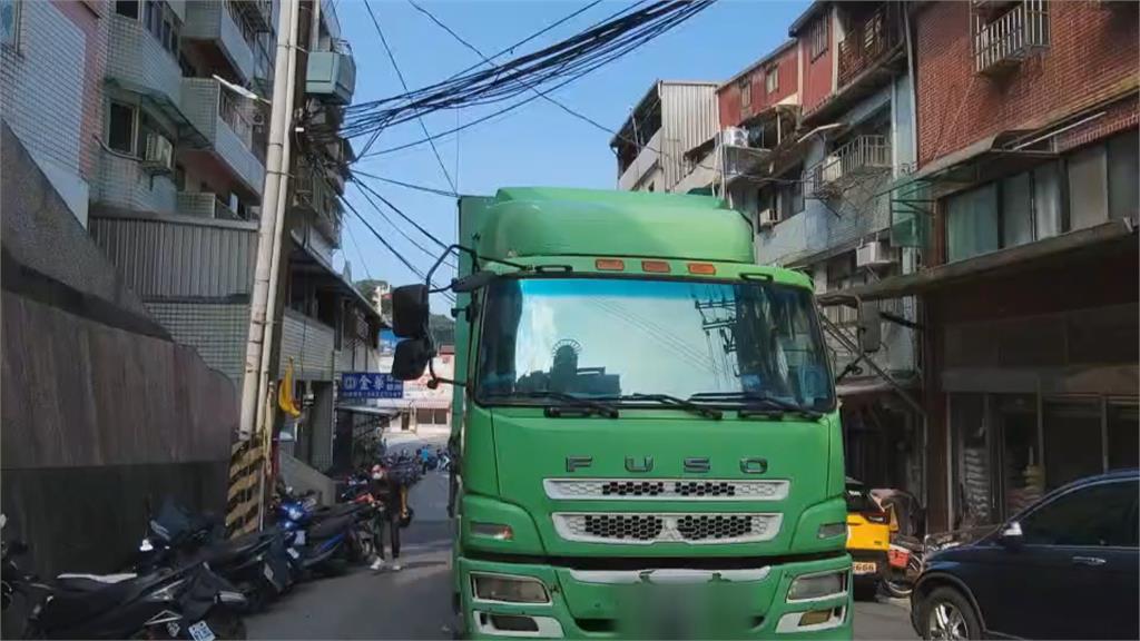 頭過身不過！大貨車車體勾電線 波及特斯拉