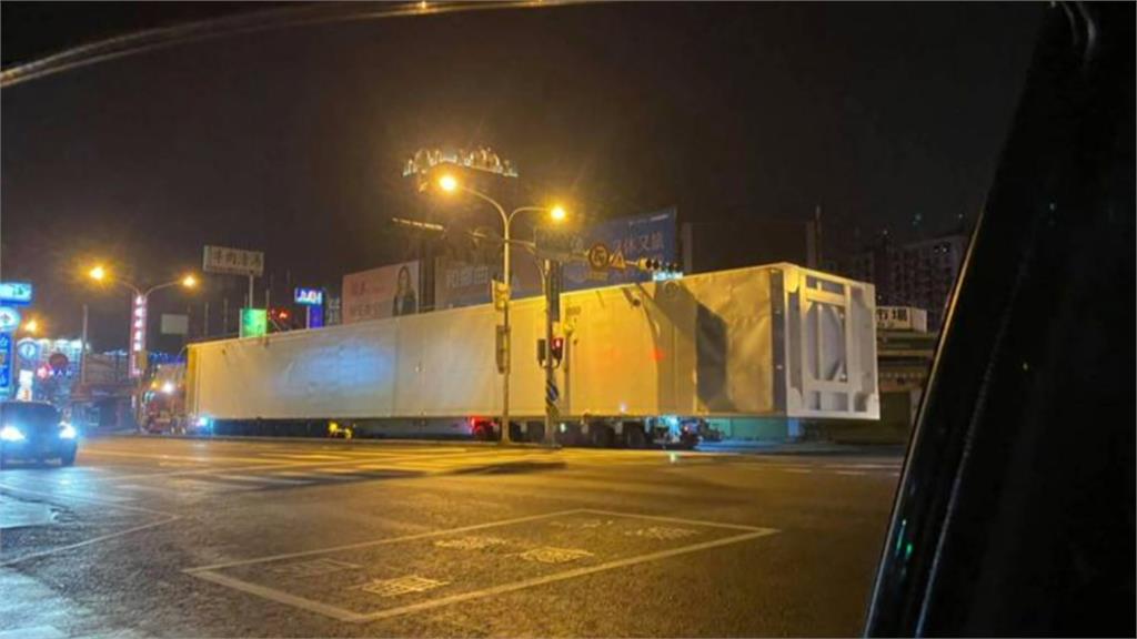 台南驚現「50公尺」超長貨櫃車 引網友熱議