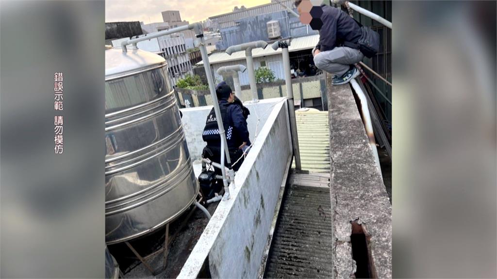 還想逃？通緝男違規遭攔查　心虛衝民宅跟警察「躲貓貓」
