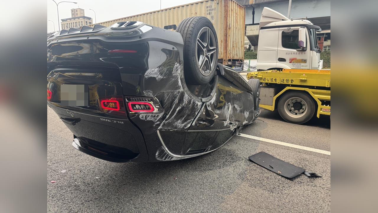 快新聞／國1三重交流道車禍！車輛翻覆釀2傷　現場嚴重塞車