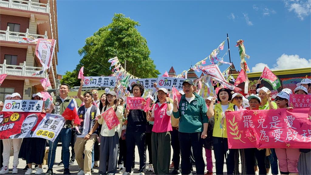 快新聞/母親告別式後首露面 沈伯洋合體蘇巧慧再挺進林口車掃