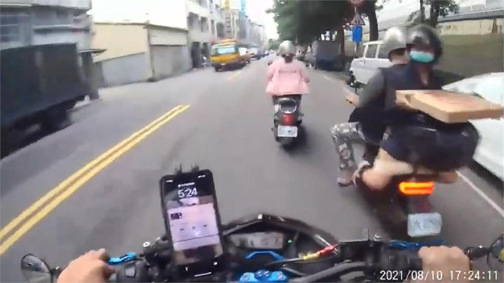 披薩比命重要? 機車乘客雙手捧披薩背坐超驚險