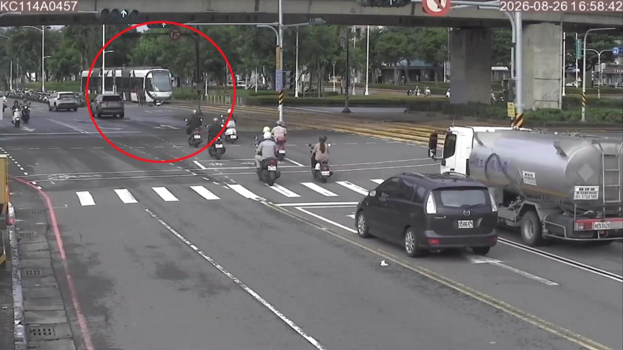 輕軌旁腳踏車騎士倒地抽蓄！　民眾、輕軌人員緊急協助救人
