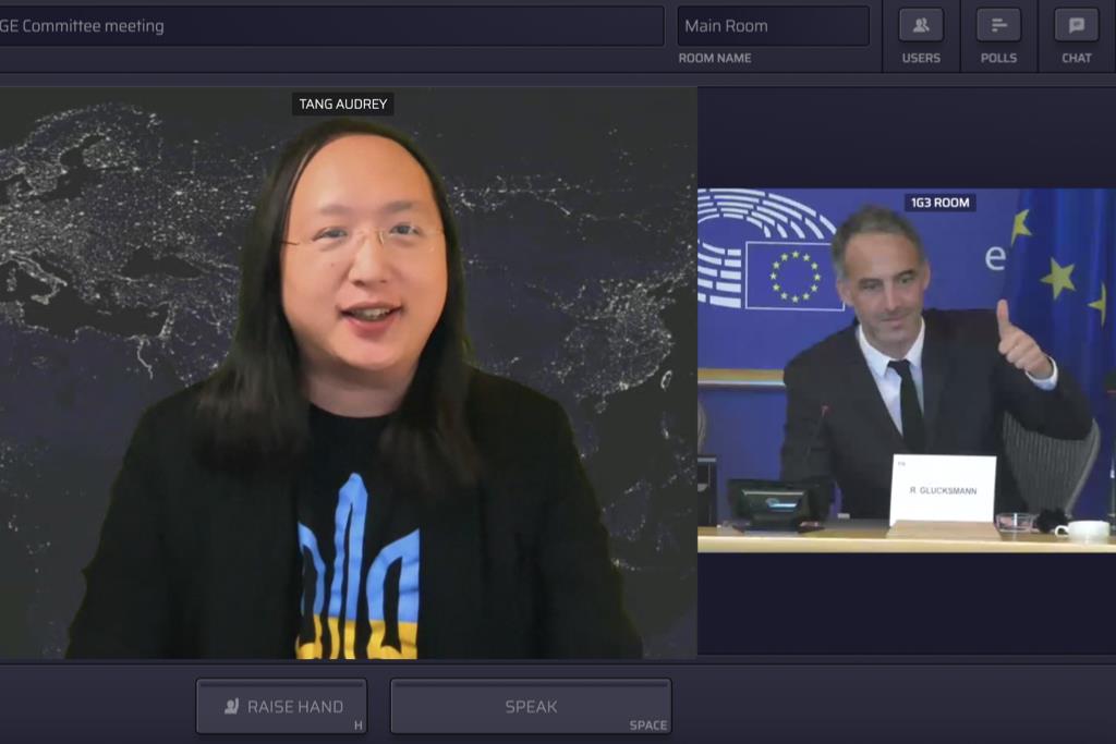 <em>唐鳳</em>穿烏克蘭衣歐洲議會演講　分享假訊息攻擊時網路暢通重要性