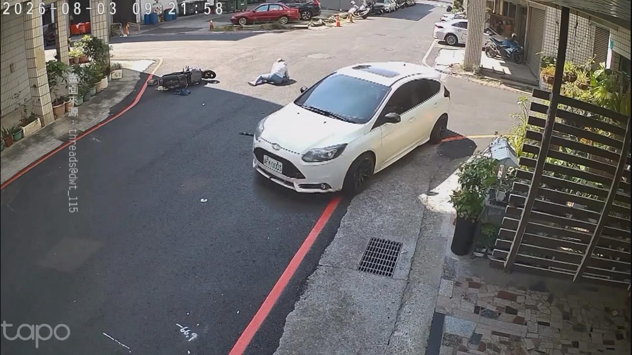 騎士遭轎車撞飛倒地骨折　駕駛竟「倒退嚕」逃逸
