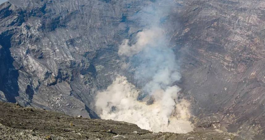 阿蘇觀光直升機墜毀「出動300人仍難靠近」 家屬同意不冒險救援