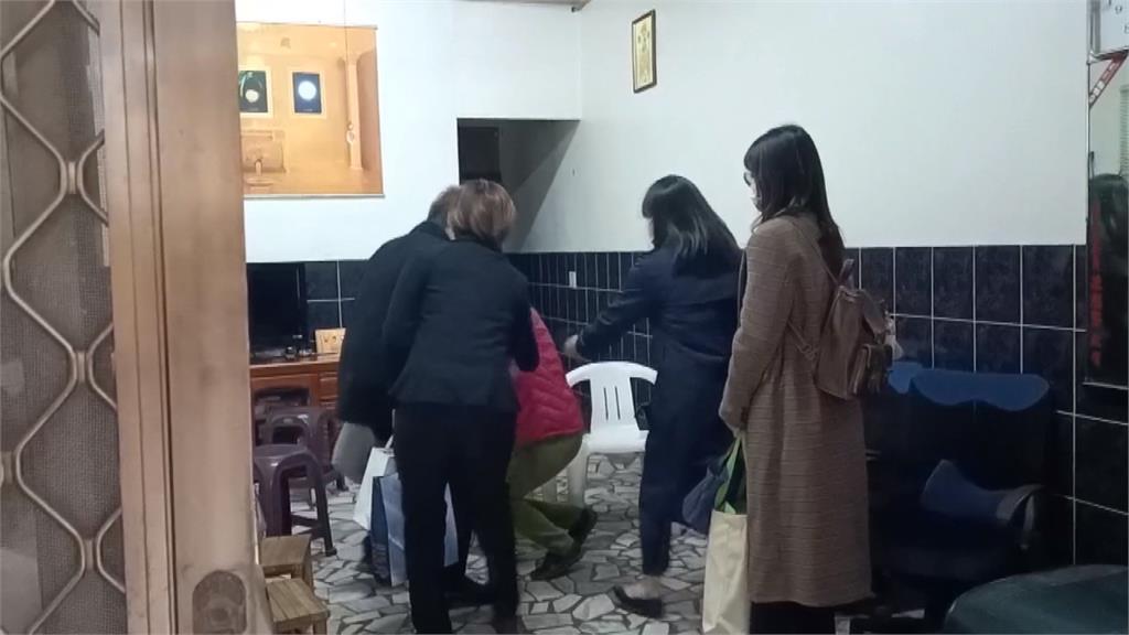 19歲孫涉詐遭中國公安拘留　海基會派人關心「鹹粥嬤」下跪求助